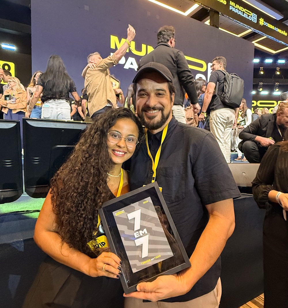 Lorena e Daniel com plaquinha 7 dígitos em 7 dias
